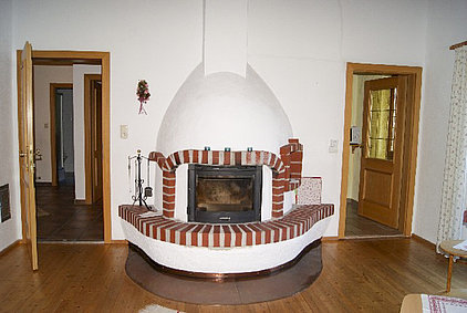 der Kamin im Wohnzimmer