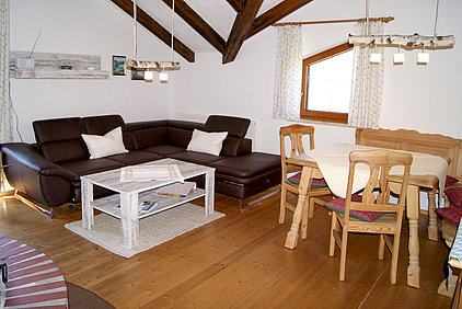 das Wohnzimmer mit Essplatz